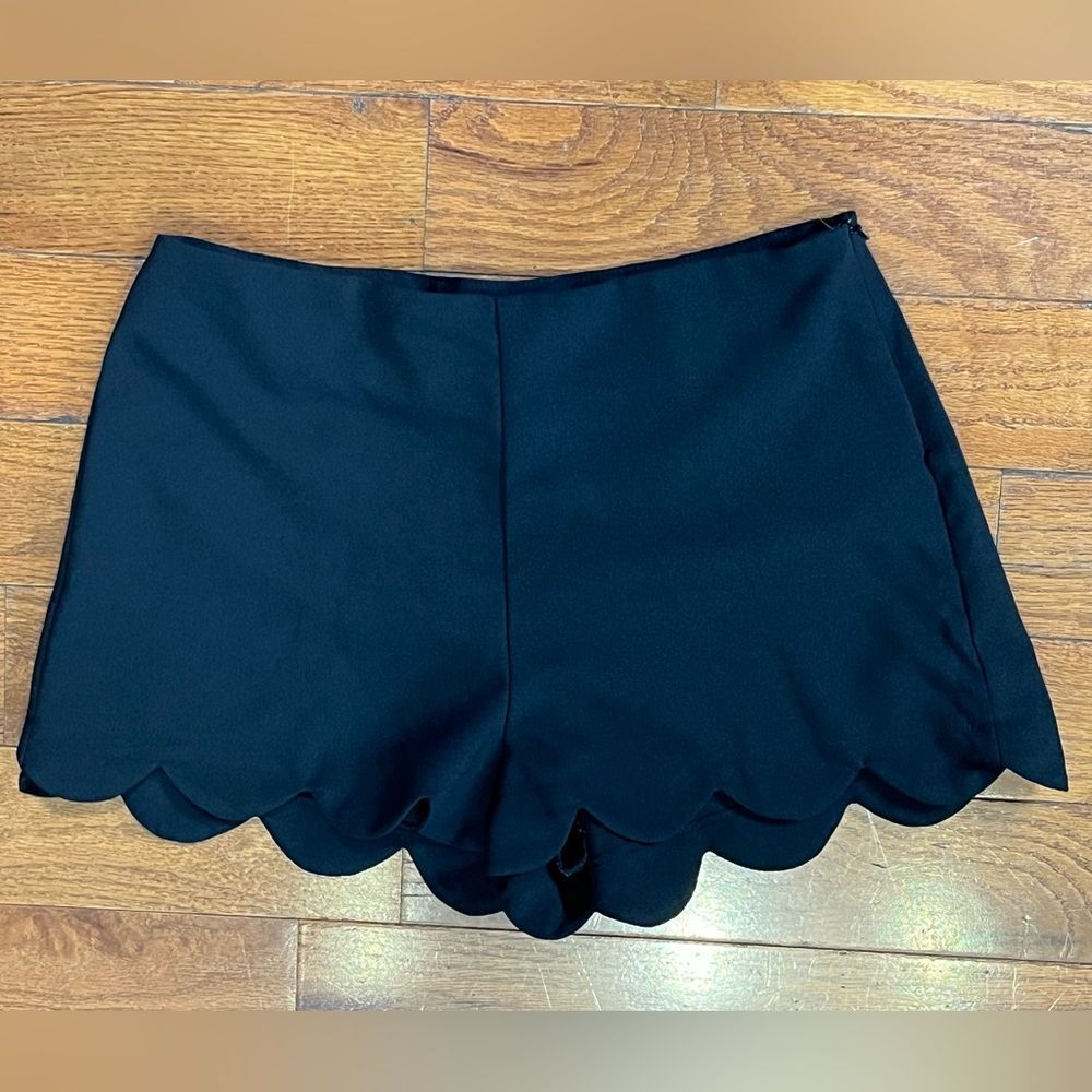 Monteau Scalloped Hem Shorts Black Women's M Tailored Dressy Structured Chic